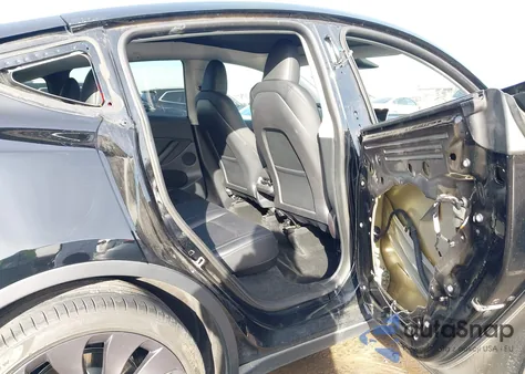 2023 Tesla Model Y Awd/Long Range Dual Motor All-Wheel Drive z USA, uszkodzony, nr VIN 7SAYGDEE4PF685256